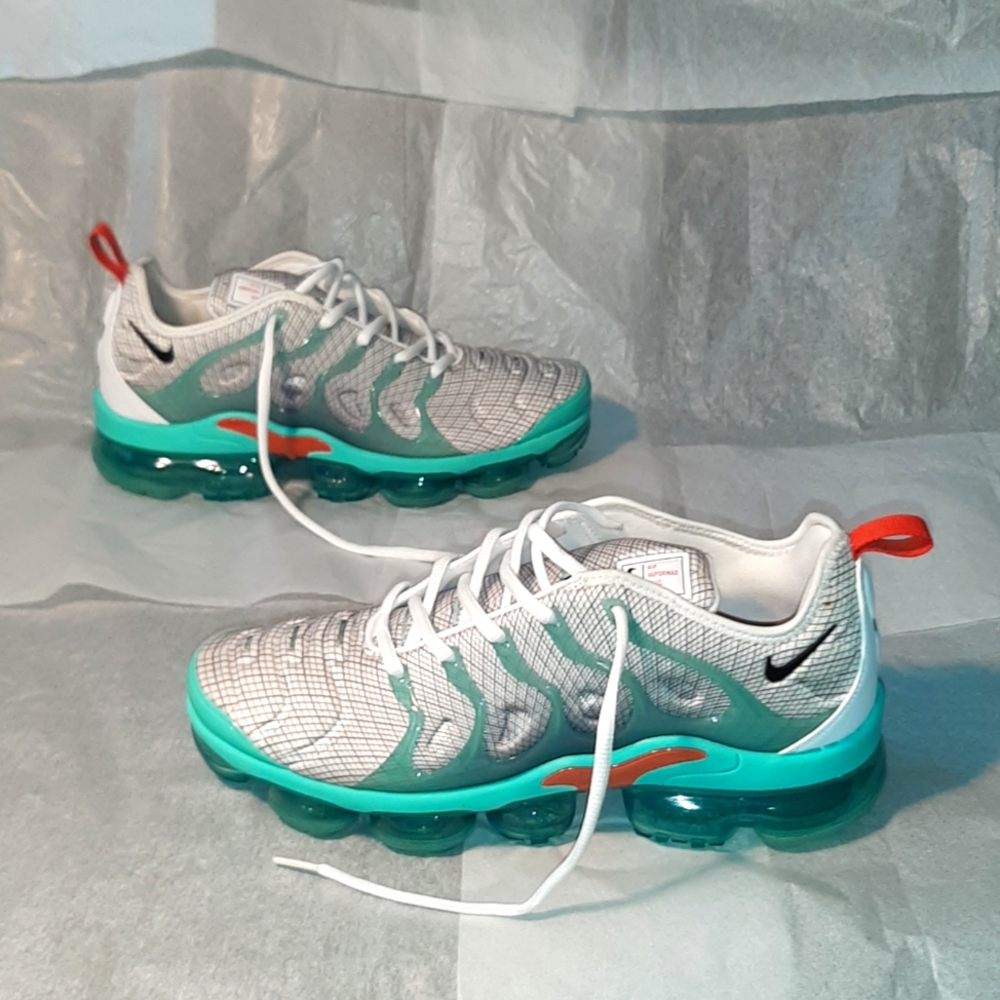 Nike Air VaporMax Plus Sneakers - Women Size 11. Men (size  9.5)